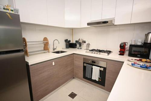 Η κουζίνα ή μικρή κουζίνα στο 2BR Enchanted Hideaway in Al Raha - Pool, Gym, and Relaxing Stay Near Yas Island