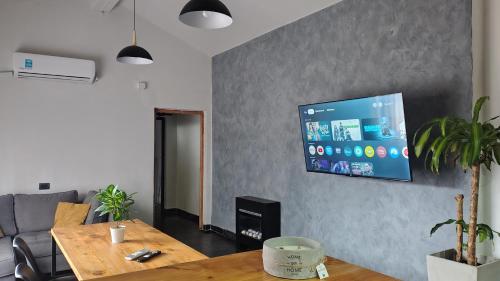 Televisyen dan/atau pusat hiburan di 2 AC, TV 55'', WIFI 500MG, Colchón cómodo, todo en Apartamento Gamán