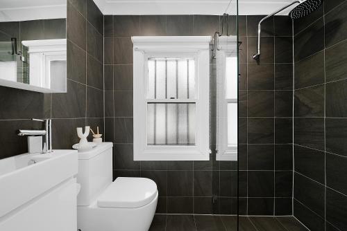 une salle de bain avec toilettes, lavabo et douche dans l'établissement Jam Home City Urban Oasis Darlinghurst Terrace, à Sydney