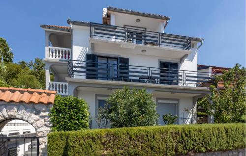 2 Bedroom Lovely Apartment In Dramalj
