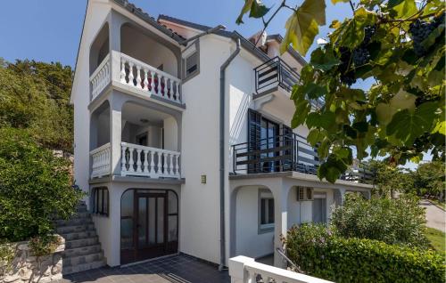 2 Bedroom Lovely Apartment In Dramalj