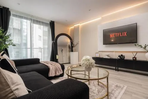 Luxury Liverpool City Centre Apartment with Balcony, Sleeps 8, Near Liverpool ONE and Royal Albert Docks photo 1