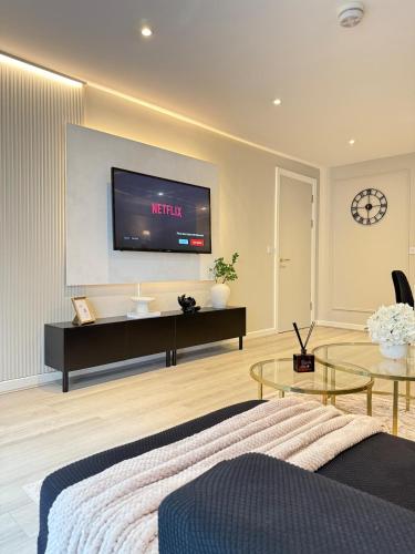 Luxury Liverpool City Centre Apartment with Balcony, Sleeps 8, Near Liverpool ONE and Royal Albert Docks photo 11