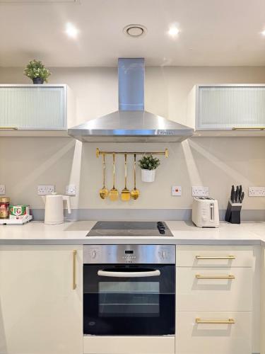 Luxury Liverpool City Centre Apartment with Balcony, Sleeps 8, Near Liverpool ONE and Royal Albert Docks photo 13
