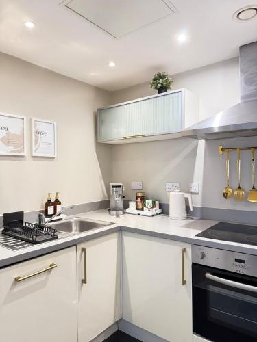 Luxury Liverpool City Centre Apartment with Balcony, Sleeps 8, Near Liverpool ONE and Royal Albert Docks photo 14