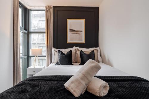 Postel nebo postele na pokoji v ubytování Luxury Liverpool City Centre Apartment with Balcony, Sleeps 8, Near Liverpool ONE and Royal Albert Docks