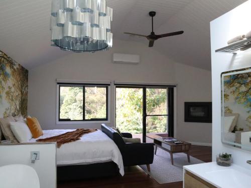 Ένα ή περισσότερα κρεβάτια σε δωμάτιο στο Hideaway Falls - Piccabeen Cabin