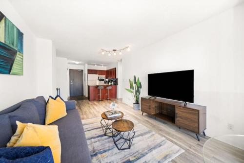 Télévision ou salle de divertissement dans l'établissement Chic 1BR Downtown Getaway w King Bed
