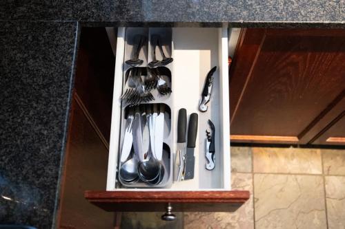 Cuisine ou kitchenette dans l'établissement Chic 1BR Downtown Getaway w King Bed