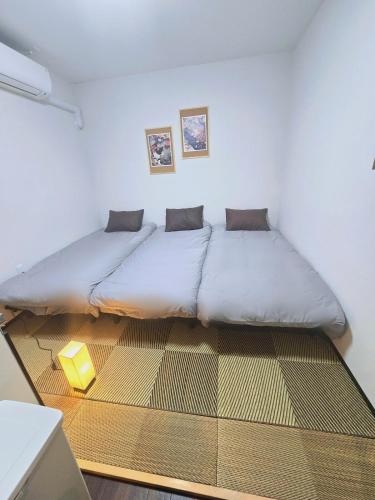 a bedroom with two beds in a room at 通天閣徒歩1分3ベッド in Osaka