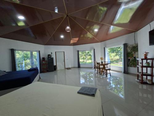 a large living room with a large ceiling at Taw K'a Cabañas 