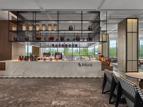 a restaurant with a counter with a bar at Sheraton Kunshan Dianshan Lake in Kunshan