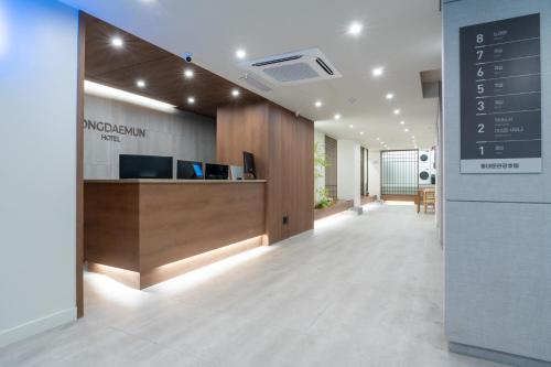 un hall de bureau avec une réception et un panneau dans l'établissement Dongdaemun Tourist Hotel, à Séoul