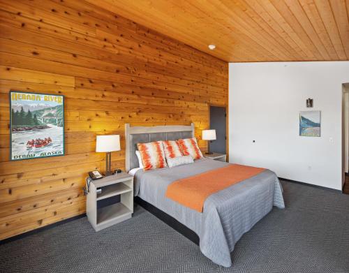 Ένα ή περισσότερα κρεβάτια σε δωμάτιο στο Denali Bluffs Hotel