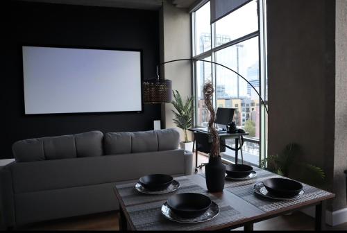 Χώρος καθιστικού στο The J Lofts