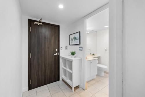 Фотография из галереи Stylish 2BR Downtown Escape Prime Victoria Spot в Торонто