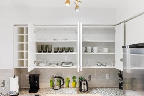Кухня или мини-кухня в Stylish 2BR Downtown Escape Prime Victoria Spot
