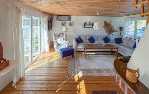 Ruang duduk di Pet Friendly Home In Skummelslövsstrand