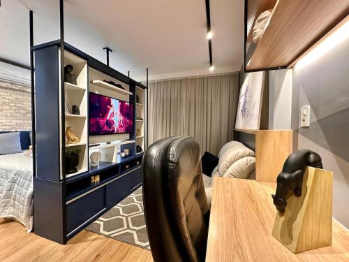 Μια τηλεόραση ή/και κέντρο ψυχαγωγίας στο Luxury Flat NEW 15 MIN AIRPORT with PARKING SPACE
