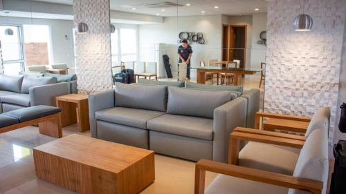 Χώρος καθιστικού στο Luxury Flat NEW 15 MIN AIRPORT with PARKING SPACE