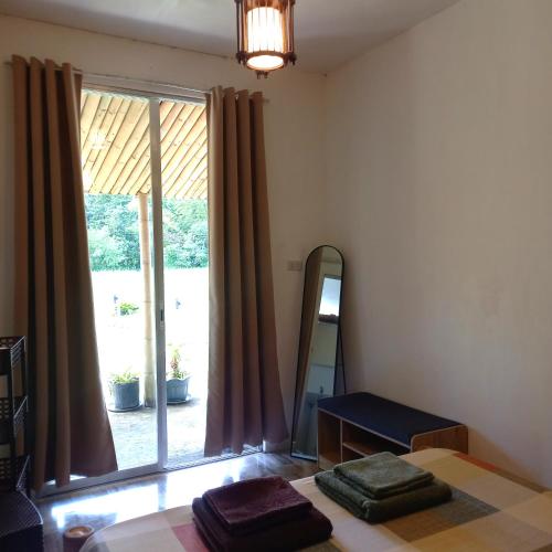 Postel nebo postele na pokoji v ubytování Bamboo Garden Tourist Inn