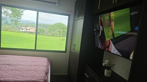 TV a/nebo společenská místnost v ubytování Home Pura Vida With Cuban Flavor