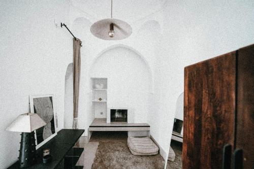 un salon avec une table et une chaise dans l'établissement Riad KRÈME, à Marrakech
