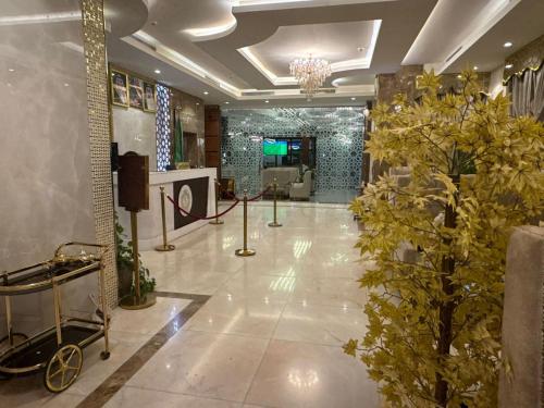 a lobby of a hotel with a large lobby with plants at شقق سوار الذهب للشقق المخدومة in Sīdī Ḩamzah