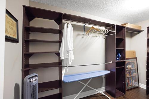 Palanda nebo palandy na pokoji v ubytování Pool, King Bed, Patio with BBQ, Fall Hiking Nearby