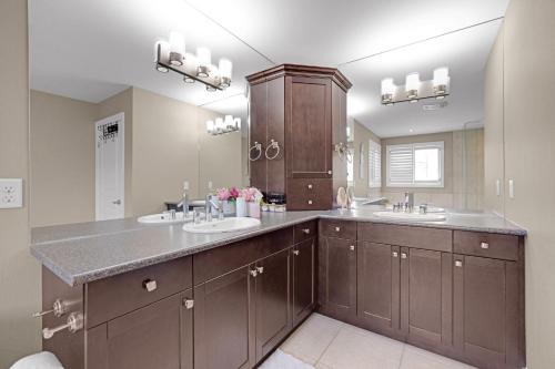 Kuchyň nebo kuchyňský kout v ubytování Pool, King Bed, Patio with BBQ, Fall Hiking Nearby