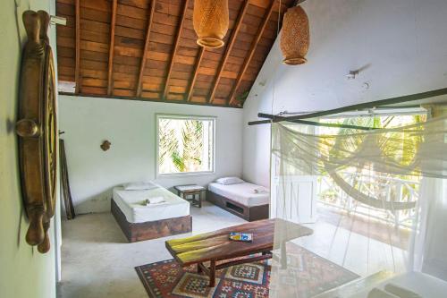 a living room with a table and a couch at Hostal Secreto in Isla Grande