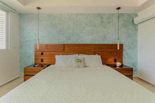 Postel nebo postele na pokoji v ubytování TROPlCAL Beachfront 1 BDR by Casa Paraíso