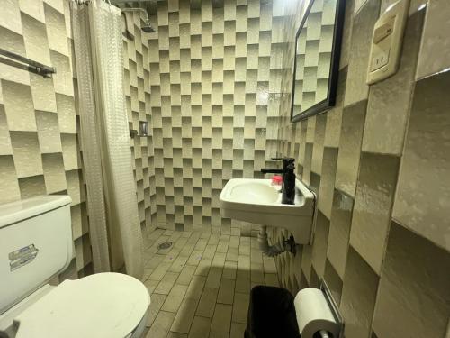 a bathroom with a sink and a toilet at Marqués 100 Exmarquesado in Oaxaca City