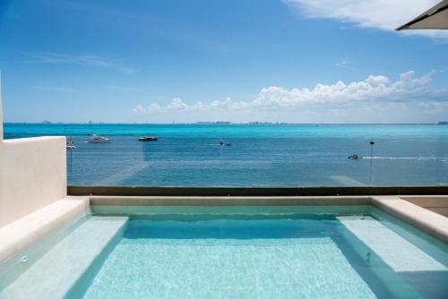 イスラ・ムヘーレスにあるBeachfront Luxe Penthouse Studio in Isla Mujeresの海が見えるプール