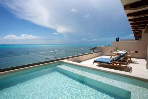 イスラ・ムヘーレスにあるBeachfront Luxe Penthouse Studio in Isla Mujeresの海が見えるプール