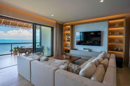 イスラ・ムヘーレスにある4BR Luxe Apartment With Panoramic Viewsのリビングルーム(大きなソファ、テレビ付)