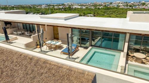 イスラ・ムヘーレスにあるModern Apt with Private Roof Garden & Poolのプール付きの家の航空写真