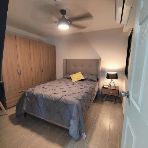 ein Schlafzimmer mit Bett und Deckenventilator in der Unterkunft depa ACV in Hermosillo