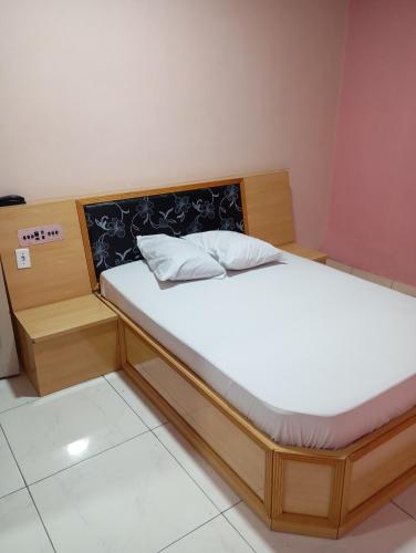 a bedroom with two beds in a room at Hotel bom retiro in Sao Paulo