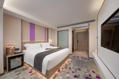 Katil atau katil-katil dalam bilik di 麗枫酒店广州白云国际机场空港店 Lavande Hotel Guangzhou Baiyun International Airport Airport Store 24-hour free pick-up service at China Guangzhou Baiyun International Airport