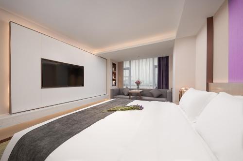 Katil atau katil-katil dalam bilik di 麗枫酒店广州白云国际机场空港店 Lavande Hotel Guangzhou Baiyun International Airport Airport Store 24-hour free pick-up service at China Guangzhou Baiyun International Airport