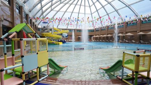 a large indoor swimming pool with a domed ceiling at Taebaek Hotel in Taebaek