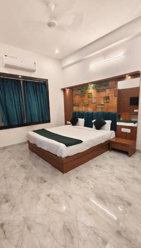 a bedroom with a large bed in a room at Hotel Aries Pushkar in Pushkar