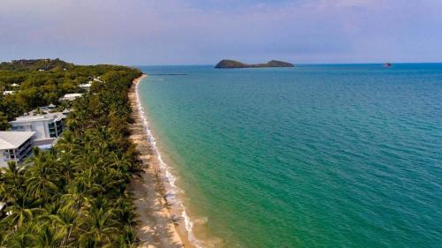 パーム・コーブにあるCanopy House - Palm Coveのヤシの木と海のあるビーチの景色