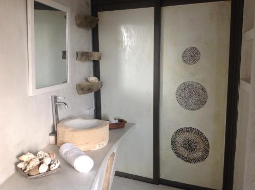 La salle de bains est pourvue d'un lavabo et d'un miroir. dans l'établissement Domaine de La Paix, à Rodrigues Island