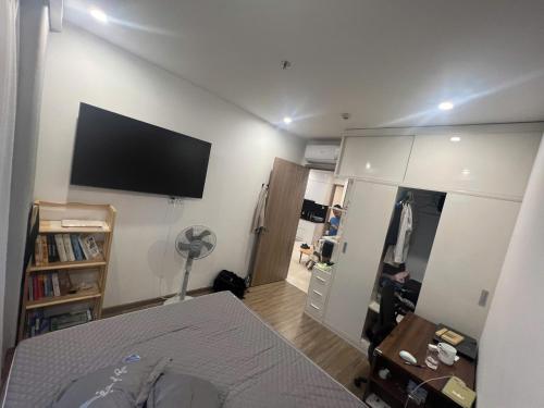 Televisyen dan/atau pusat hiburan di Relaxed homestay with nice host in the outskirt of Hanoi