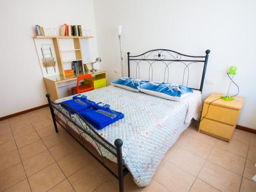 a bedroom with a bed with a blue bag on it at La Persiana in Ancona