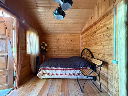 Postel nebo postele na pokoji v ubytování Eco Cottages Shaori Lake