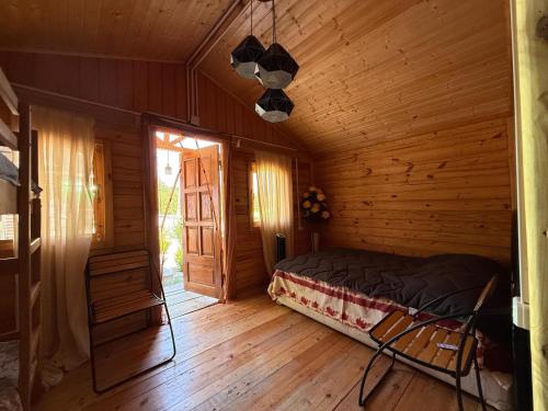 Postel nebo postele na pokoji v ubytování Eco Cottages Shaori Lake