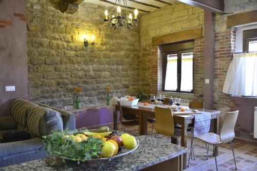 eine Küche mit einem Tisch und einer Obstschale in der Unterkunft Casa Rural Kandela Etxea in La puebla de Labarca 